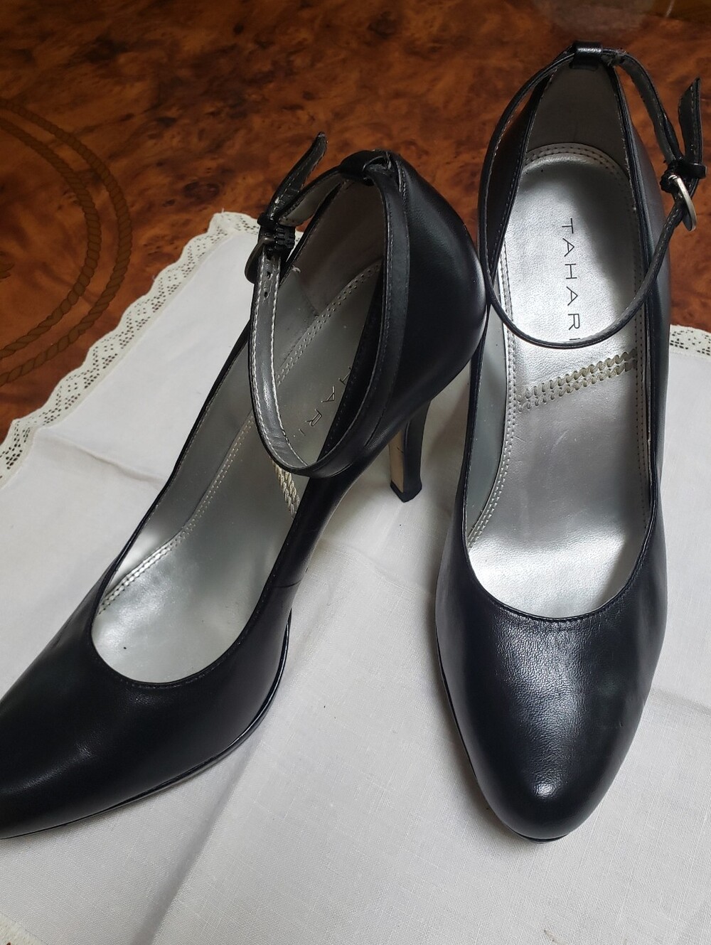 TAHARI Classic Black Leather Ankle-Strap Women's Pumps. Sz.7